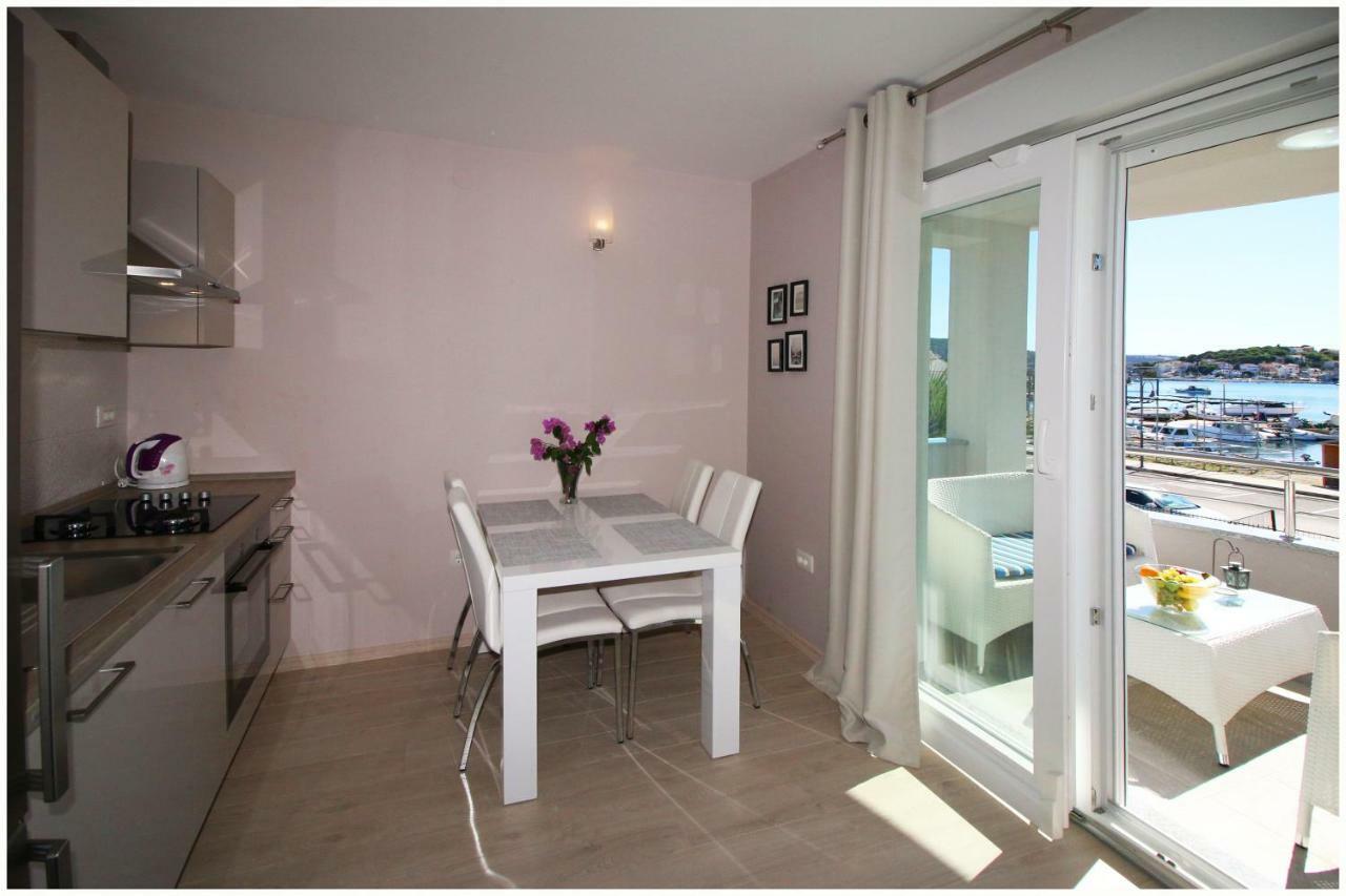 Apartments Silver Beauty Рогозница Екстериор снимка
